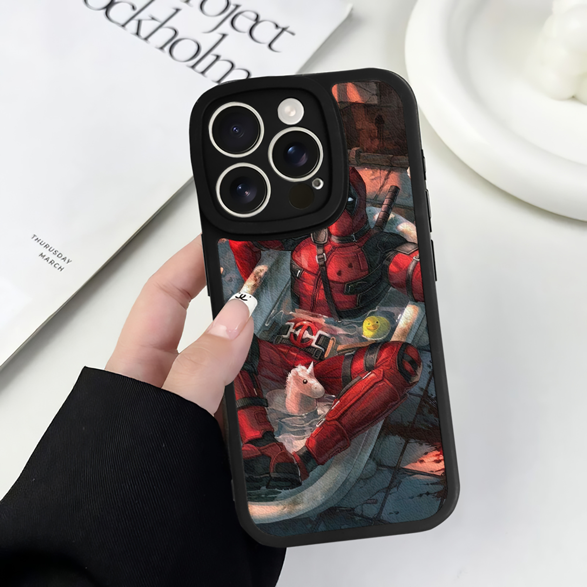 （画像用） Deadpool デッドプール 【iPhone 16シリーズ対応】シリコンスマホケース（レザー調） 材質：シリコン
